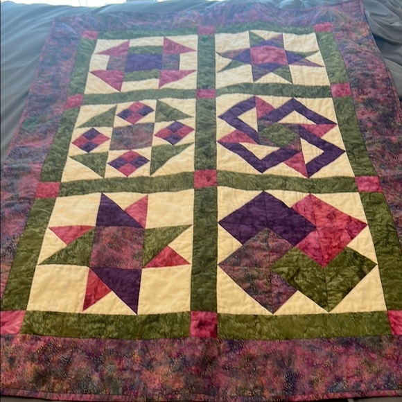 Patchwork Quilt with Multicolor Design - Picture 1 of 13
